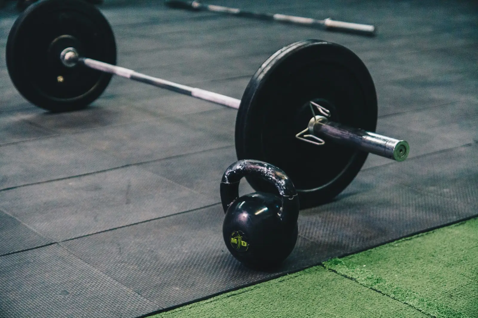 Photo: Arturo EG / Pexels Gym floor with training equipment
